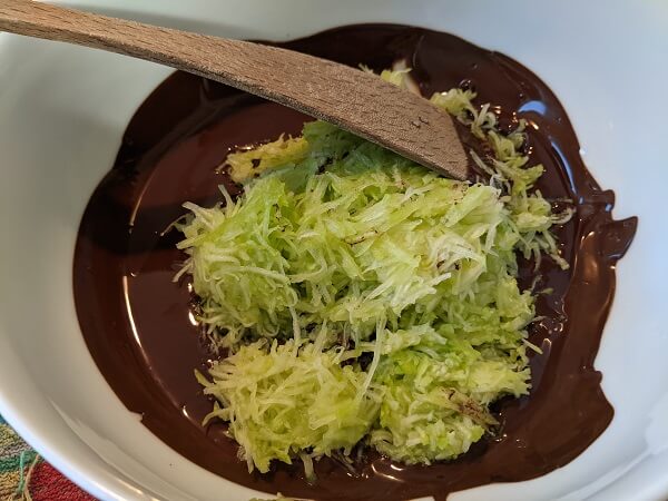 mélanger la courgette rapée et le chocolat