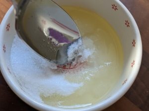 gommage fait maison mélanger le sucre et l'huile d'argan