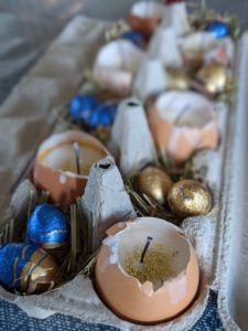 déco paques bougie dans coquilles d'oeufs