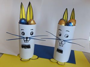 lapins de paques avec rouleau de papier toilettes