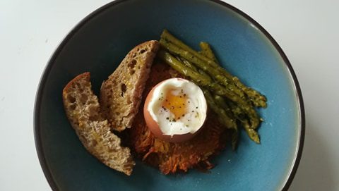 entrée végétarienne oeuf à la coque et asperge