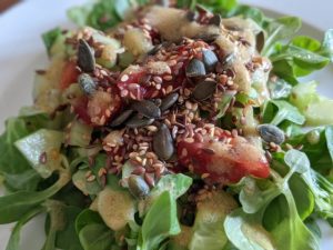 Lire la suite à propos de l’article Salade aux graines de courges, lin et sésame