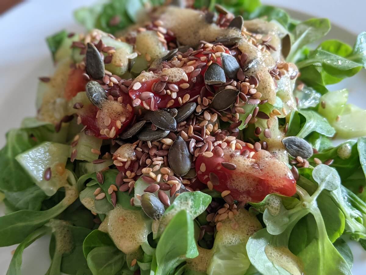 You are currently viewing Salade aux graines de courges, lin et sésame
