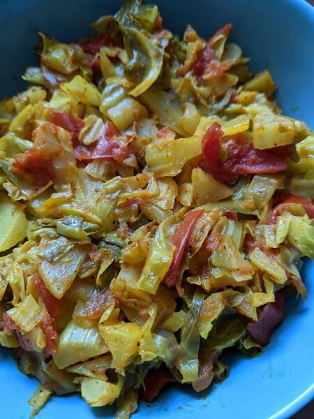 poelée feuilles de chou fleur tomates