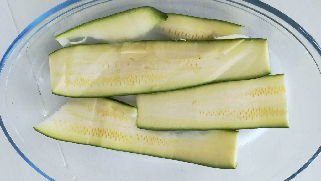 découper des lamelles de courgettes