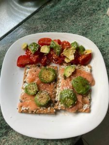 Lire la suite à propos de l’article Recette healthy rapide : la tartine avocat et saumon