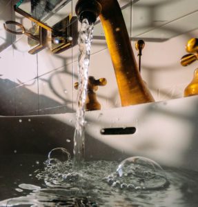 Lire la suite à propos de l’article Comment déboucher des canalisations naturellement ?