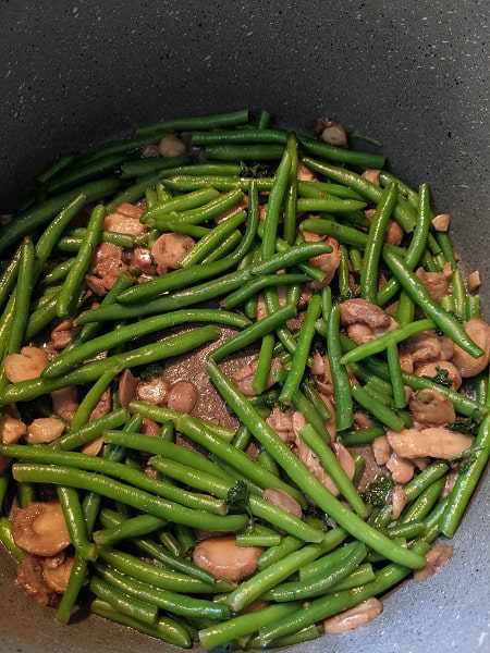 haricots verts et champignons à la poele