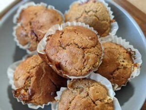Lire la suite à propos de l’article Muffins aux myrtilles & chocolat blanc – Recette healthy moins sucrée et grasse