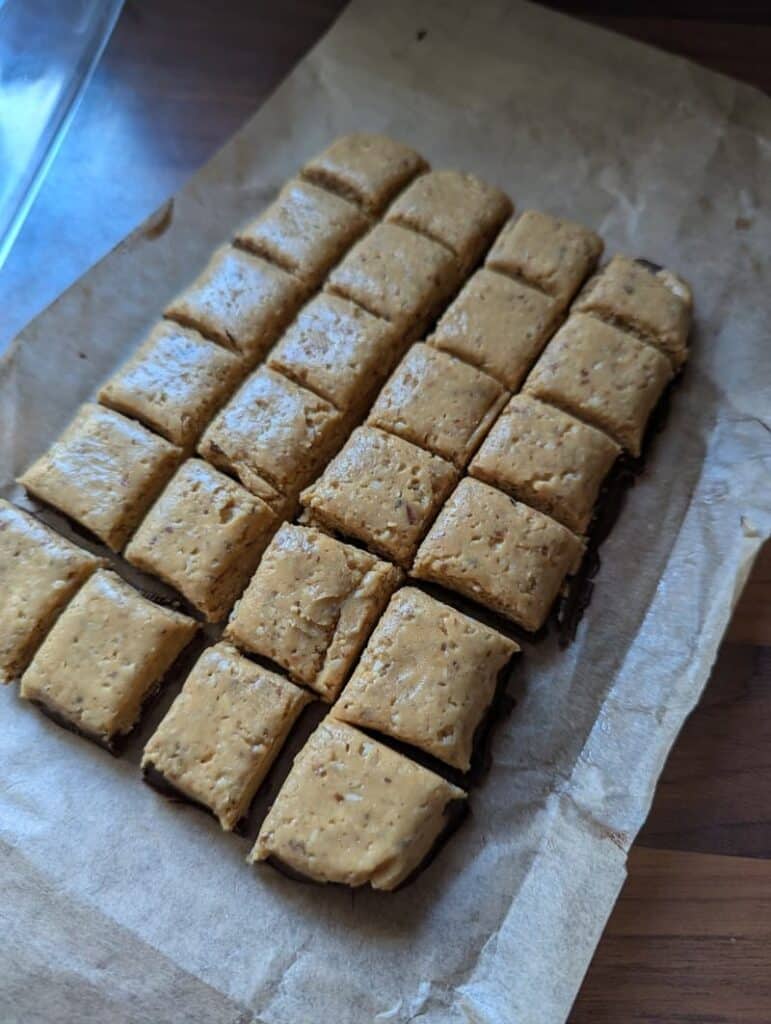 découper la barre au beurre de cacahuètes et chocolat