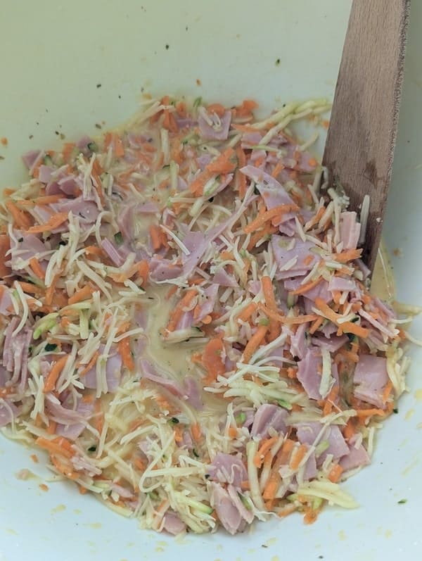 Mélange des ingrédients du cake salé sans farine courgettes jambon