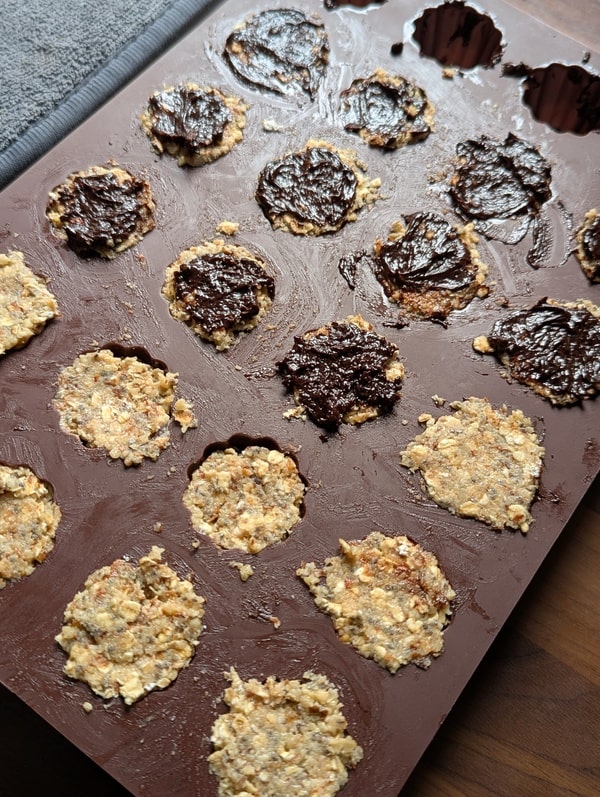 ajouter du chocolat sur le fond des cannelés
