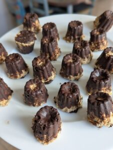 Lire la suite à propos de l’article Barre énergétique flocon d’avoine, beurre de cacahuète et chocolat