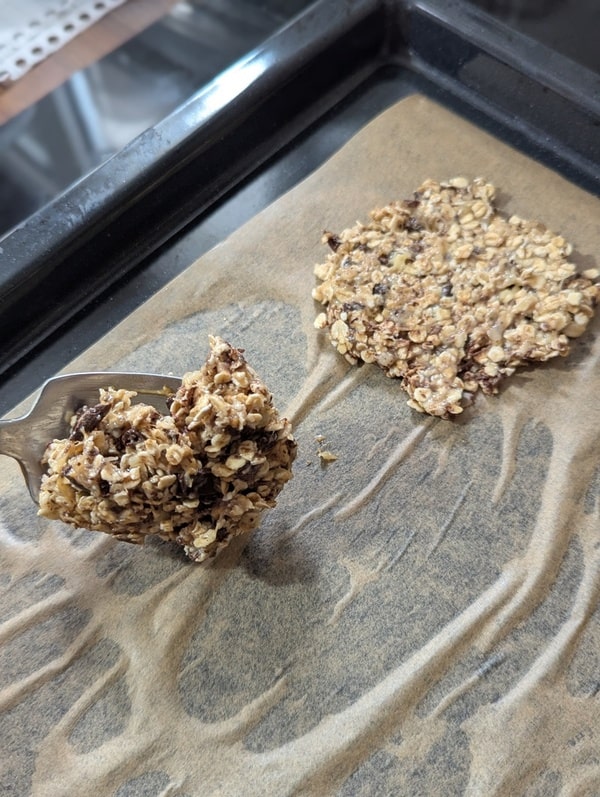 déposer de la pâte à cookies avec une cuillère