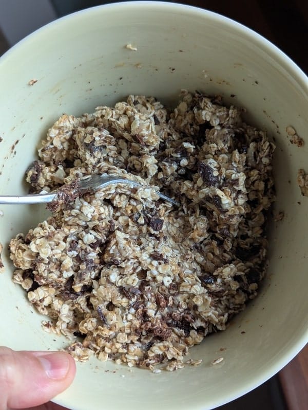 mélanger les ingrédients pour former la pâte à cookies healthy