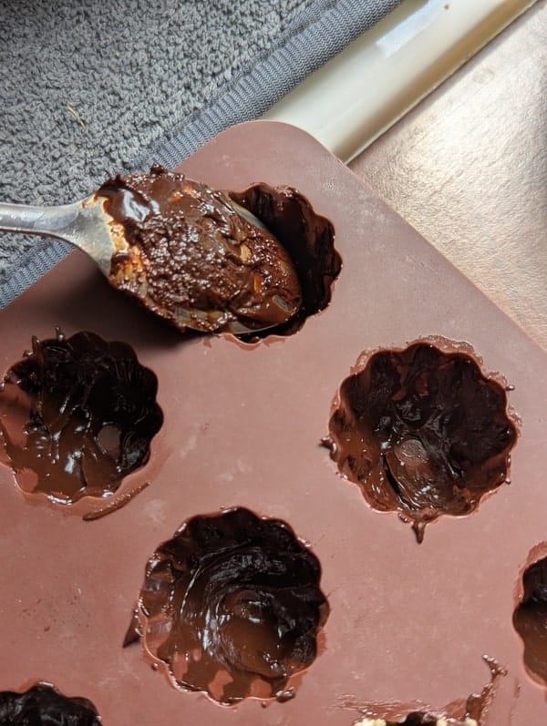 tapisser le moule de chocolat