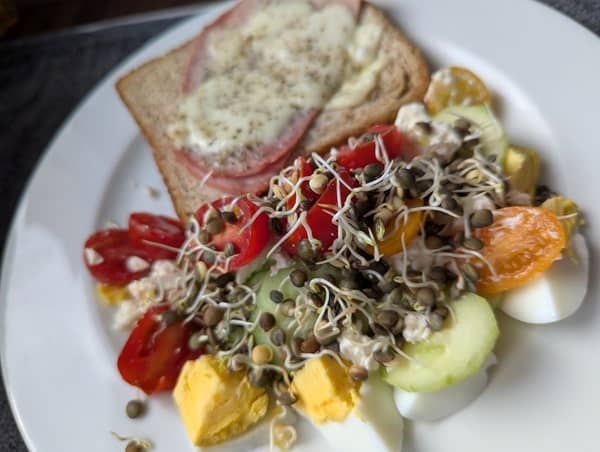 tartine salée express et salade composée